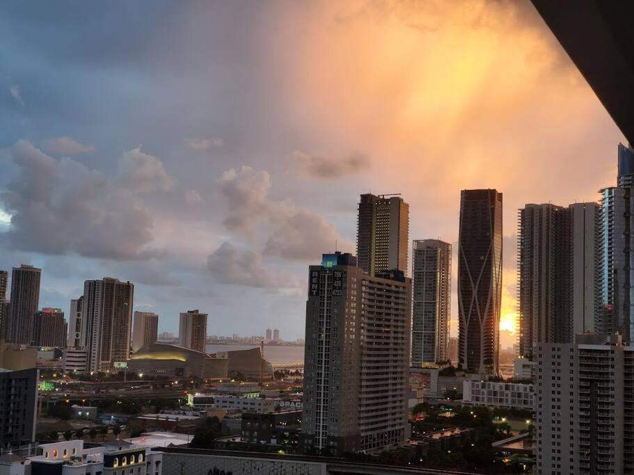 Apartamento Downtown King Bed, Luxe Condo, Free Parking Miami