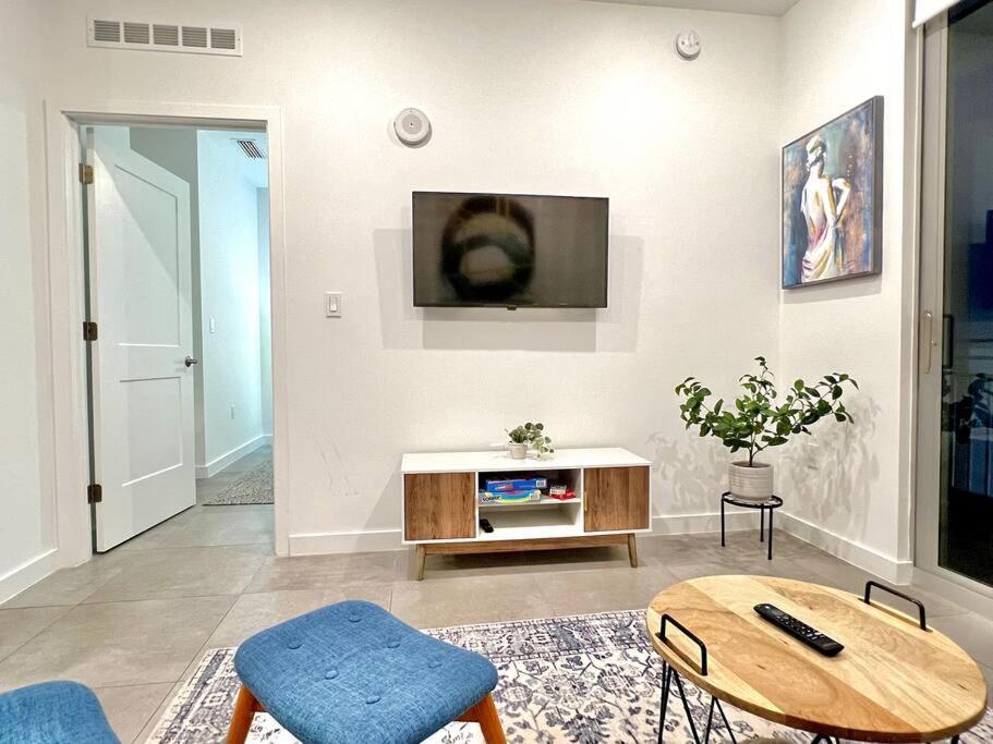 Downtown King Bed, Luxe Condo, Free Parking Apartamento *