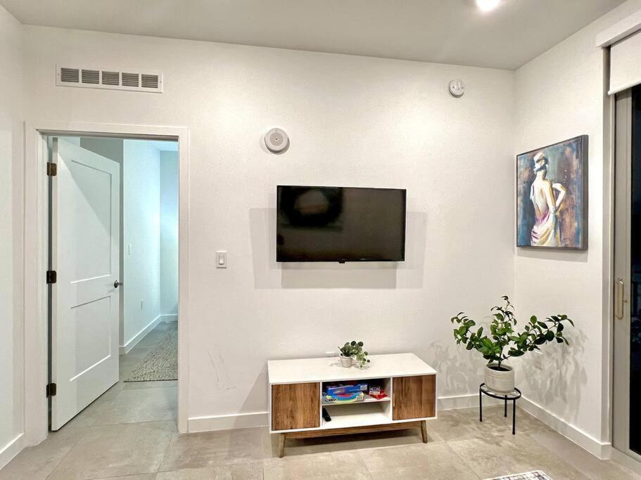 Apartamento Downtown King Bed, Luxe Condo, Free Parking *