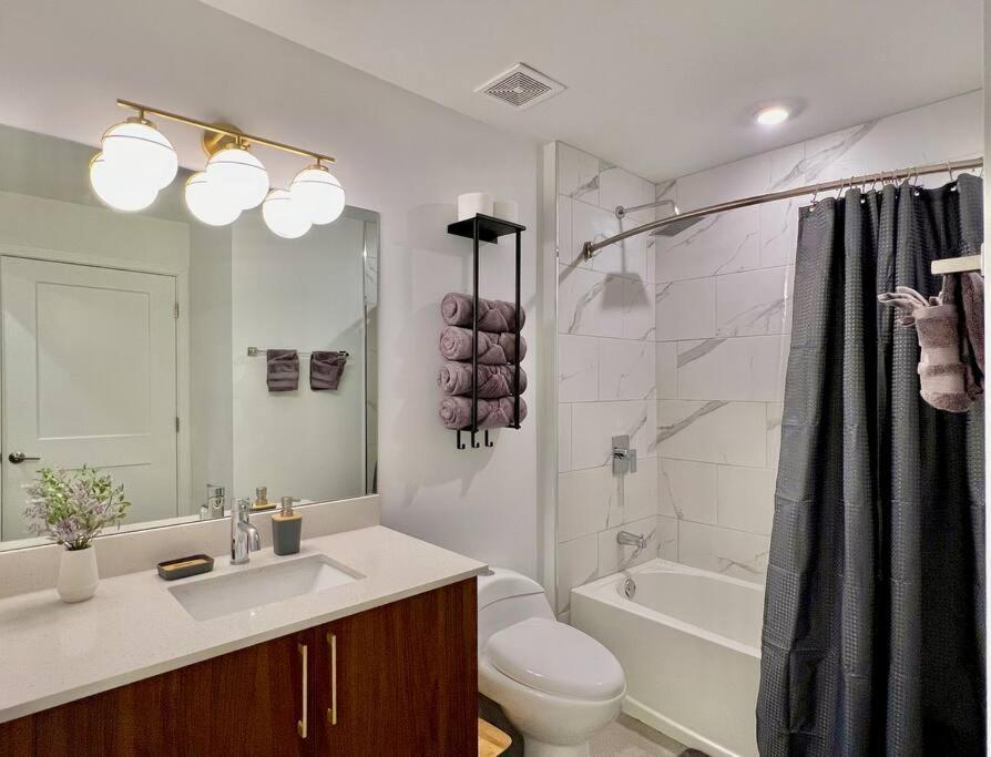 Downtown King Bed, Luxe Condo, Free Parking Apartamento *