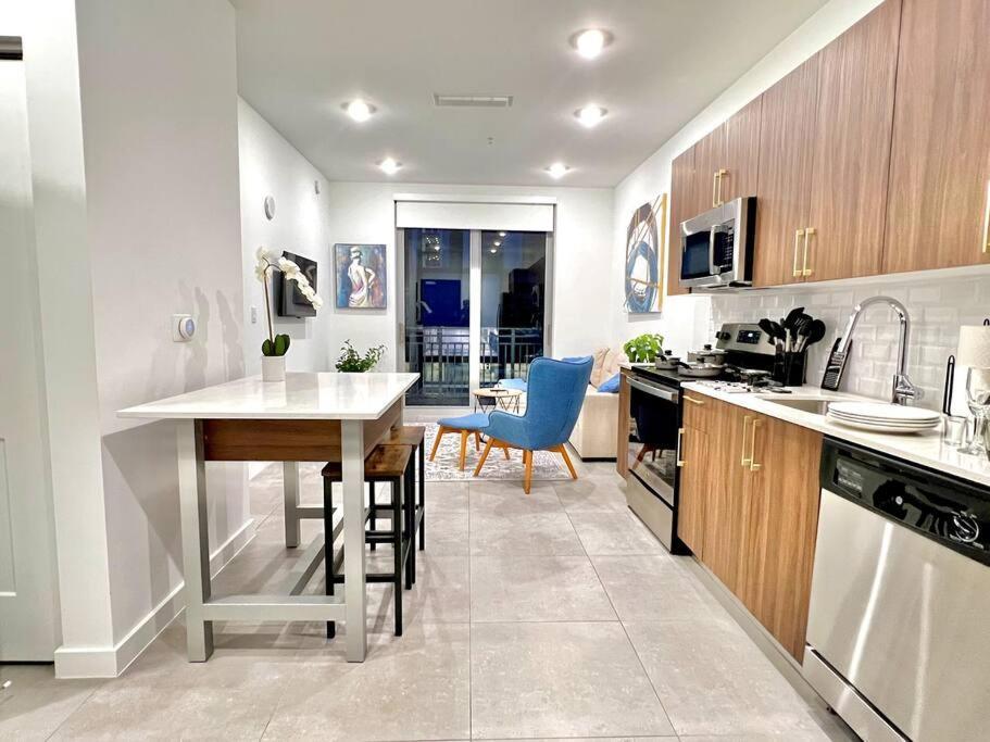 Downtown King Bed, Luxe Condo, Free Parking Apartamento *