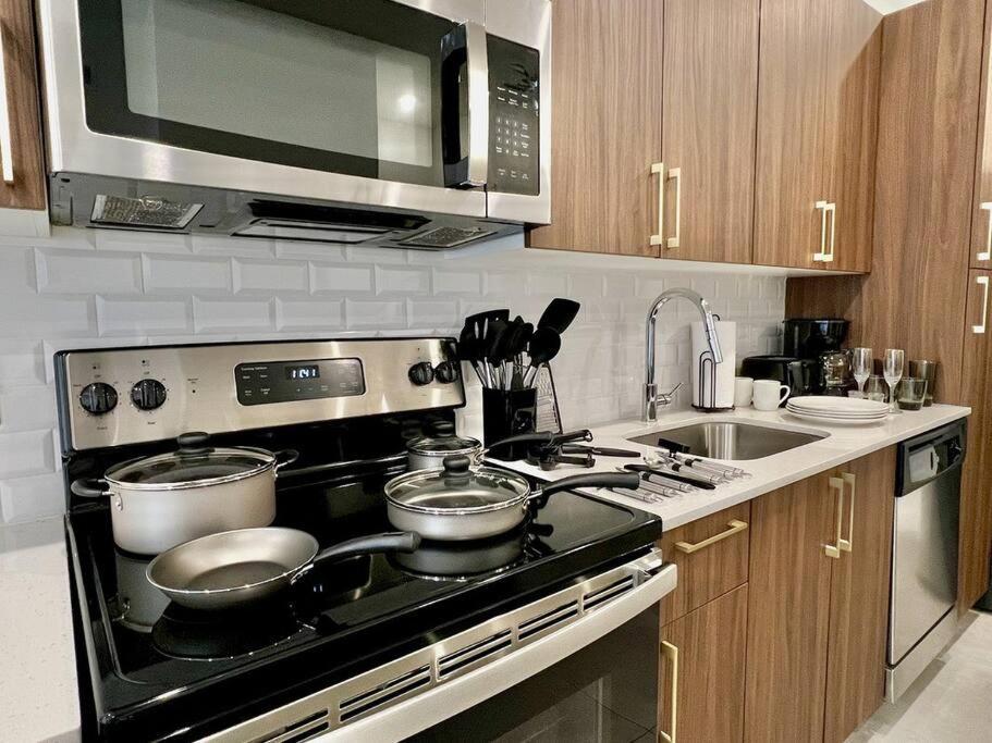 Downtown King Bed, Luxe Condo, Free Parking Apartamento